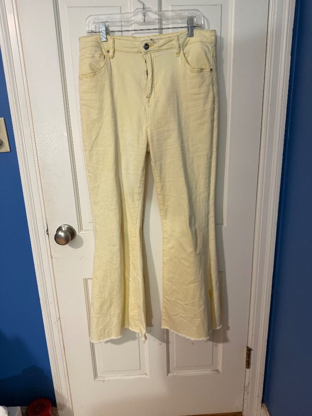 Pale Yellow Risen Jeans - raw hem